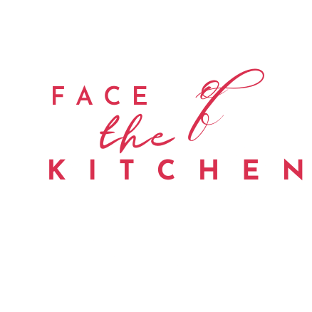 Logo von Face of the Kitchen in weiß. Ein stilvolles weißes Logo mit dem Schriftzug "Face of the Kitchen".